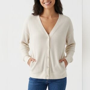 🌷Aritzia The Group by Babaton Cream
Waffle V-Neck Cardigan Sweater🌷size: XXS